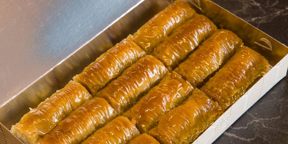 Baklavaya pêçayî di qutiyeke zêrîn de